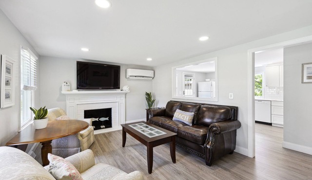 Charming Cape 🌞 With Beach Pass Included, Close to Beaches and Downtown