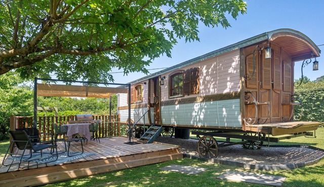 Charming Caravan in the Heart of Périgord – Romantic Nature Getaway