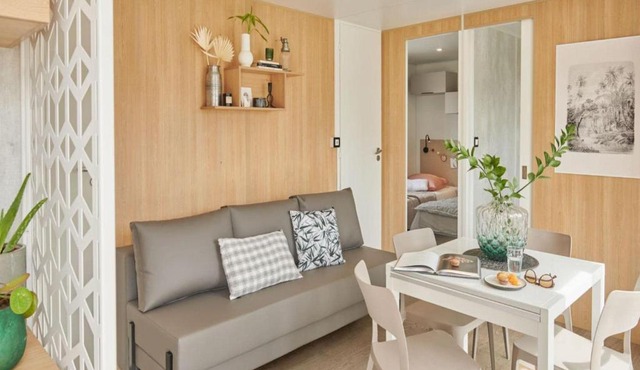 Charming caravan with terrace for 6