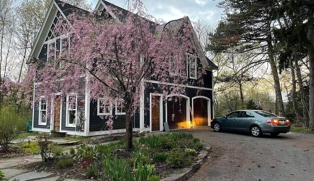 Charming Carriage House in Burlington STEPS away from UVM/UVM Medical Center