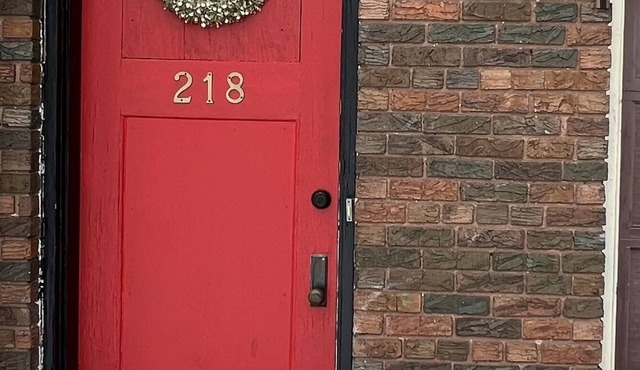Charming Carriage House near VanderVeer Park