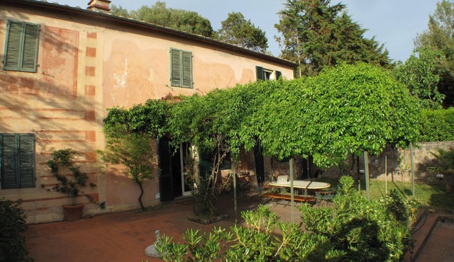 Charming 'casale' of the 19th century surrounded by vineyards. 600 m to the sea