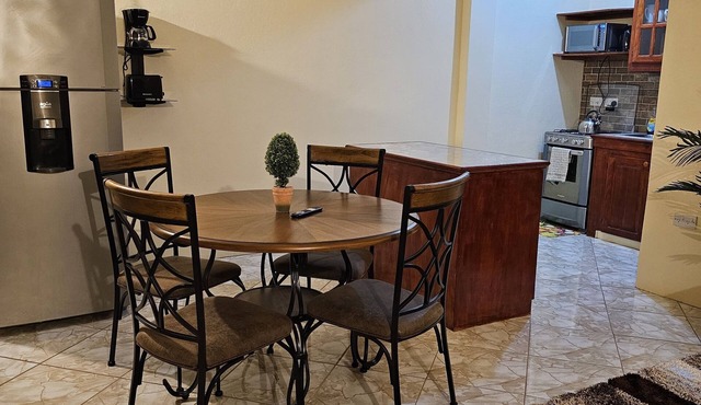 Charming Castle Berry 1-bedroom apartment unit 204 with WiFi, AC in Brighton