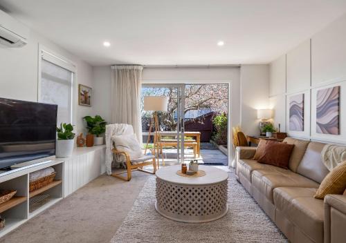 Charming Central Stay Near New Stadium - Cosy Comfort and Free Parking