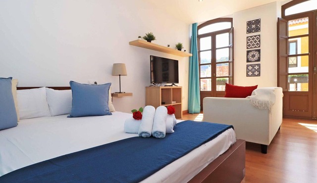 Charming Central Studio in Historic Malaga, 15 Min Walk to Malagueta Beach