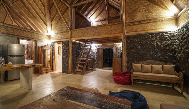 Charming chalet by the lake in Kintamani