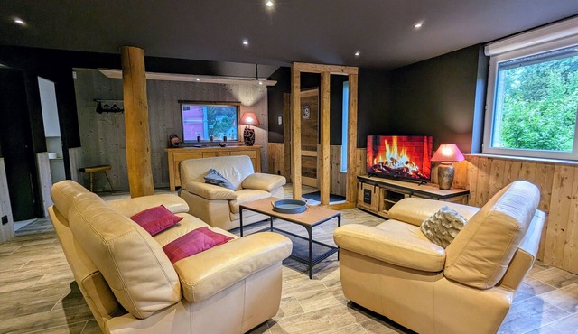 Charming chalet for 6, near skiing, WiFi, parking, pets allowed