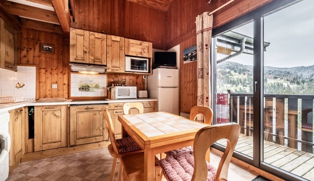 Charming Chalet for 6 with Mountain Views, Wi-Fi, Parking, Near Ski Lifts