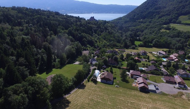 Charming chalet in Bluffy with magnificent views of Lake Annecy