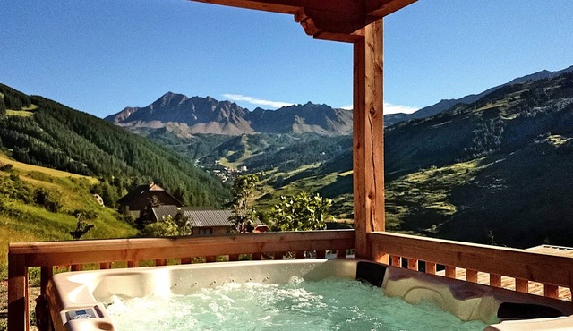CHARMING CHALET, MOUNTAIN VIEW AND SKI SLOPES JACUZZI HAMMAM SAUNA TABLE SOCCER