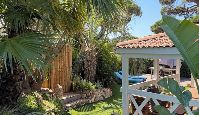 Charming chalet - Vacation village with swimming pool - 10 min from Saint-Tropez