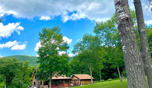 Charming chalet with 5 bedrooms and WiFi, in peaceful Roxbury