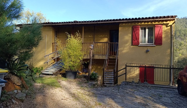 Charming, cheap apartment in picturesque Maures village