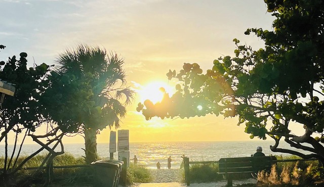 Charming coastal 2-bdrm manufactured home with WiFi & AC in lovely Venice, FL.