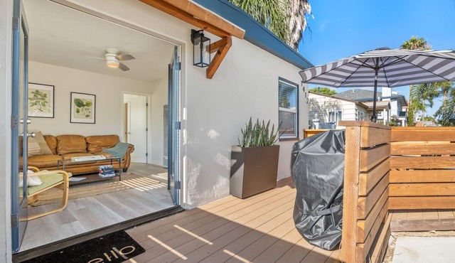 Charming Coastal Cottage with AC, Patio, Parking in Heart of Pacific Beach