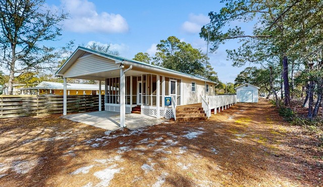 Charming coastal cottage with large deck & tranquil yard - near golf & beaches
