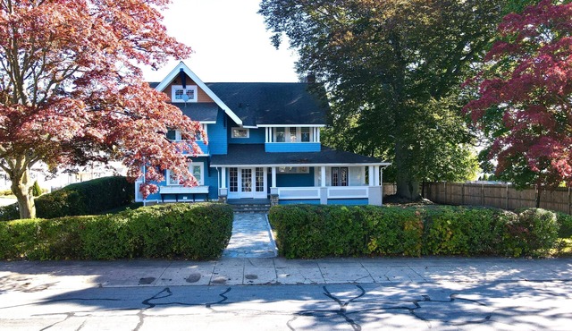 Charming Colonial for Events! – Perfect for Family Reunions and Group Getaways!