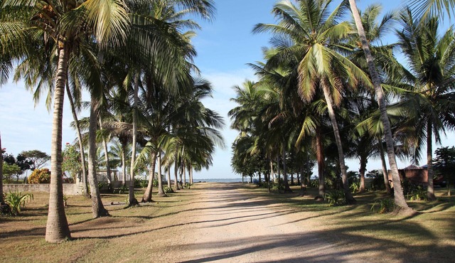 Charming, comfortable cabana in a private peaceful neighborhood by the ocean