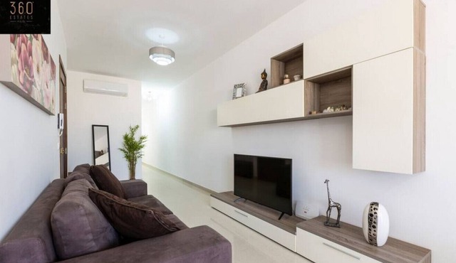 Charming, comfortable home in the centre w/WIFI