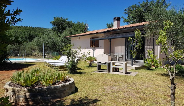 charming completely renovated country house, large garden, secluded location