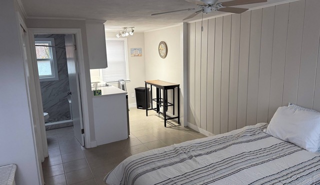 Charming condo efficiency in peaceful Dennisport with WiFi, AC