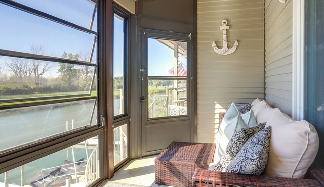 Charming Condo on Lake Erie w/Community Pool