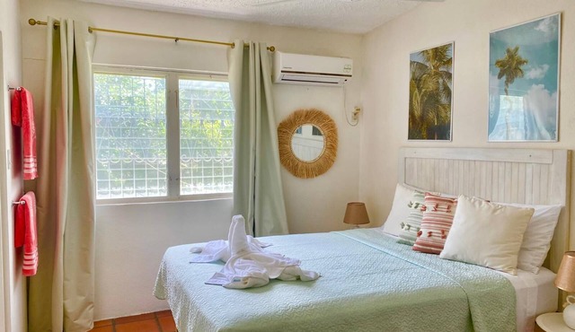 Charming Condo Sunset Palms #63 Holetown Beach pool access WiFi