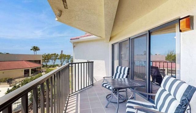 Charming condo w/access to shared pool, riverwalk & close to Island Ferry