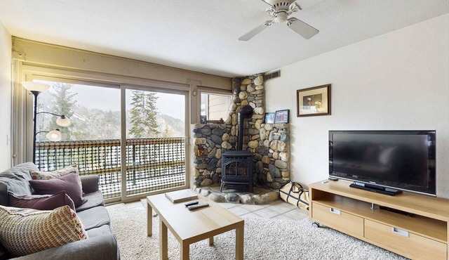Charming condo with mountain views, less than mile from Alpine Meadows