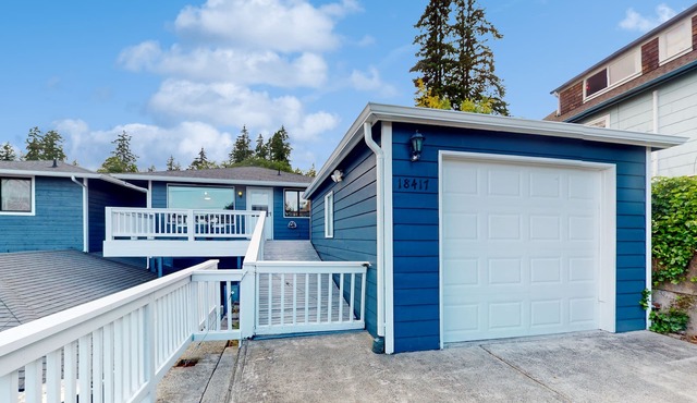 Charming condo with bay views, 2 kayaks, free WiFi & steps from the waterfront