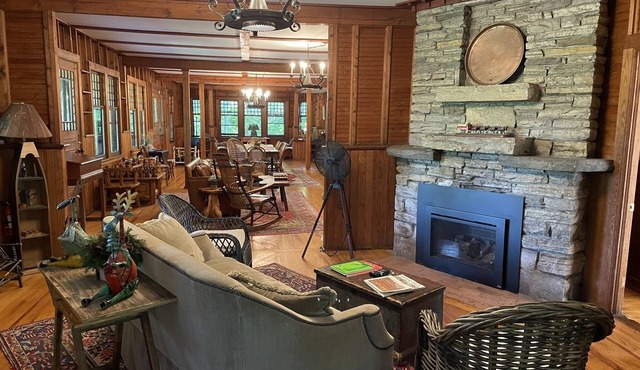 Charming & Convenient 6 Bedroom Mountainside Lodge