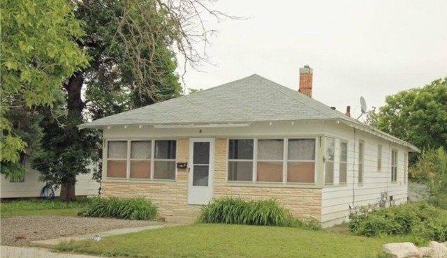 Charming convenient. 3-bedroom house in Laurel with AC,parking,storage,and more!