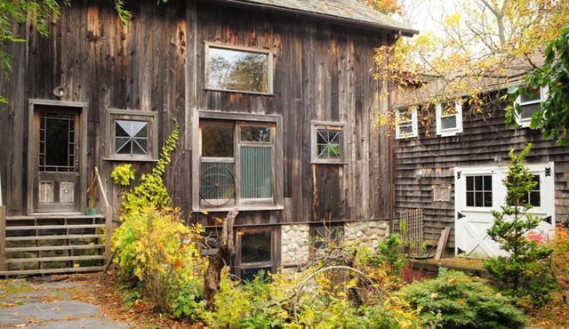 Charming Converted Barn and Cottage walk to the Fire Island Ferry,