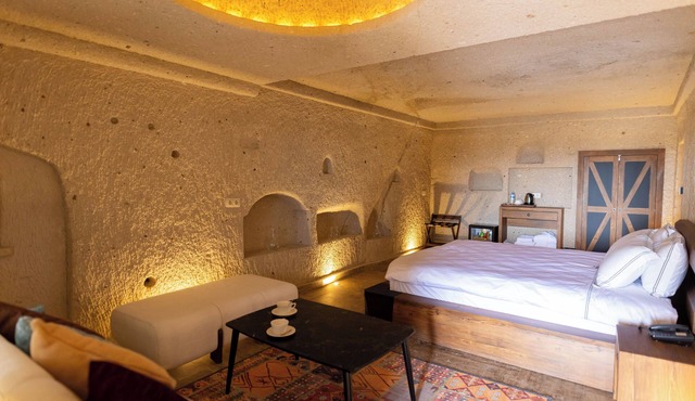 Charming Corner Cave Suite 103