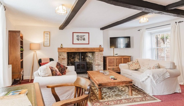 Charming Cotswolds Retreat in the Heart of Dursley