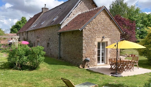 Charming cottage with garden and terrace, near Saint-Fraimbault, WiFi included