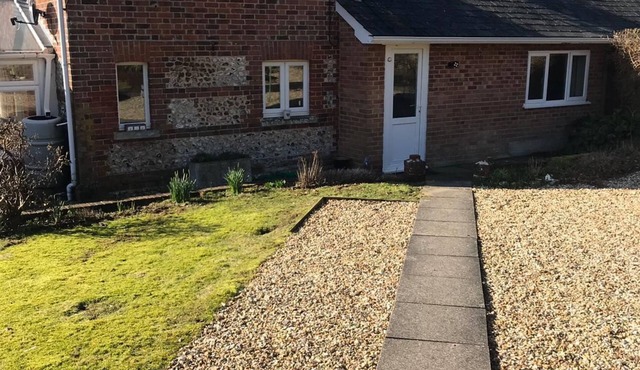 CHARMING COTTAGE - SPECIAL GATEAWAY | SLEEPS 8 | HOT TUB | BBQ | PATIO | WI-FI | PET ALLOWED