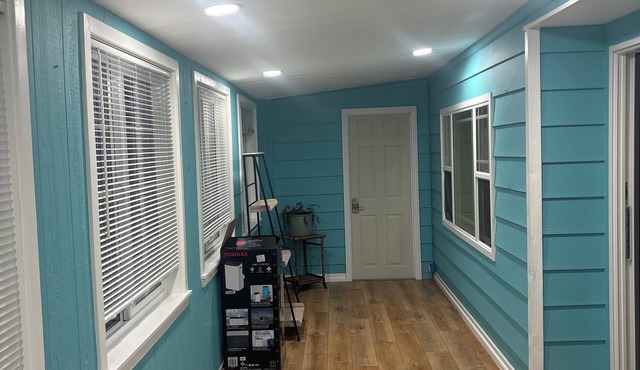 Charming cottage, 2 min walk to sand Huntington Beach with AC, WiFi, Pool, Gym.