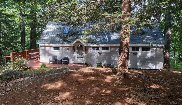 Charming Cottage 2 bedroom, AC, loft, deck screened porch, Lake View in Monmouth
