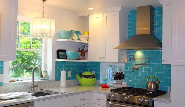 Charming cottage apartment, private, quiet and sparkling clean. 1 bedrm 1 bath.