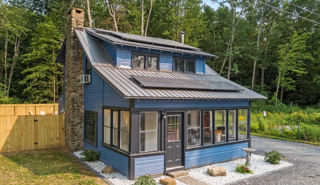 Charming Cottage by Lake Ontario, Firepit and Fenced Yard