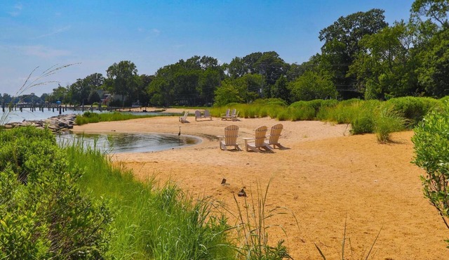Charming Cottage by the Bay with Hot Tub, Gourmet Kitchen & Community Beach