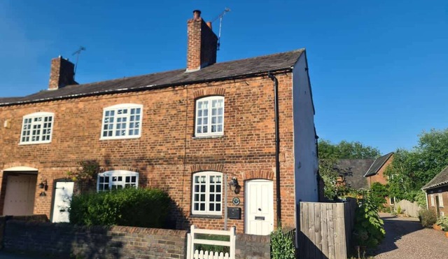Charming Cottage close to Chester, Garden, Parking
