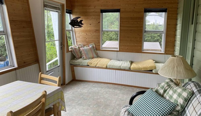Charming cottage with beautiful vistas - 100m from beach