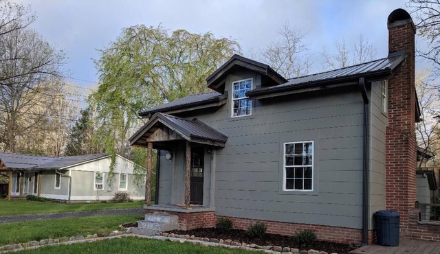 Charming Cottage Downtown