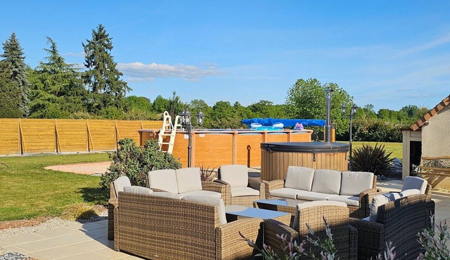 Charming cottage for 12 near Le Mans with heated pool