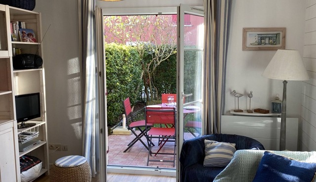 Charming Cottage Near Port Guillaume, 2 Bedrooms, Private Garden, Close to Beach