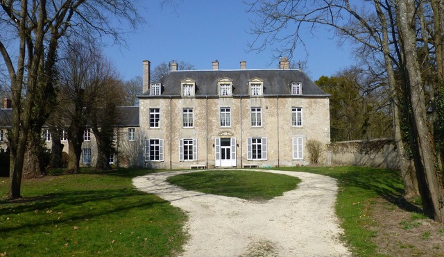 Charming cottage in 18th century castle near Paris and Orleans