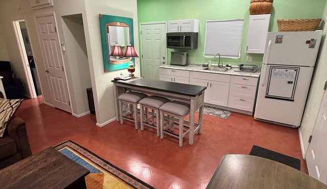 Charming Cottage in central Tucson with AC