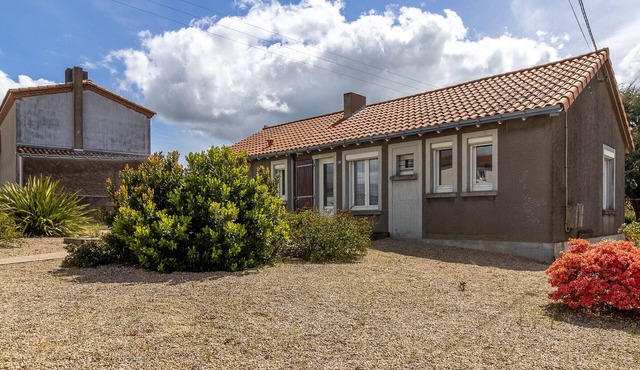 Charming Cottage in Sèvremoine: Close to Shops, Attractions & Hellfest, Sleeps 5-6, Special Offer!